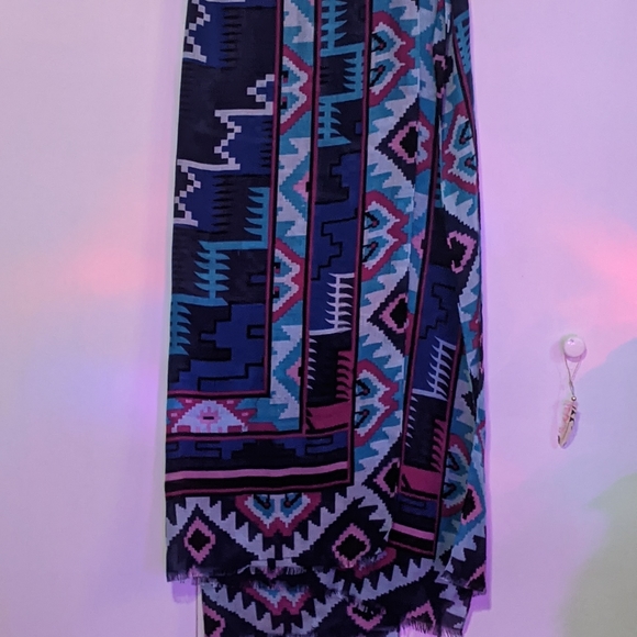 Beautiful vibrant soft flowy scarf - Picture 10 of 10